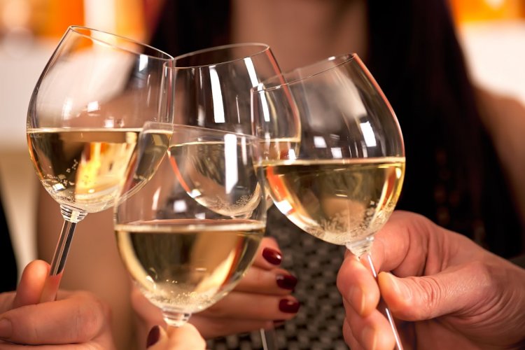 Aprenda a diferença entre vinho branco, espumante, champagne e prosecco