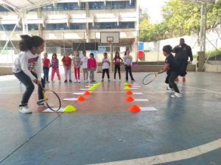 No mês em que se comemora o dia do tenista, Instituto CADES celebra projeto que democratiza o esporte em escolas públicas