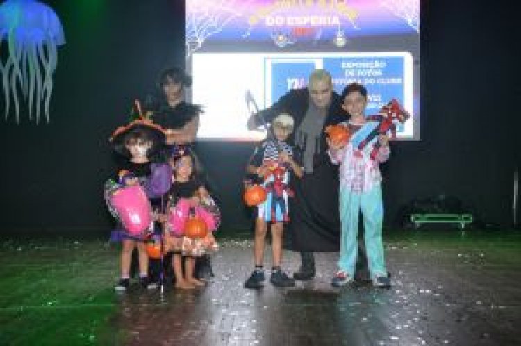 Clube Esperia promove festa de Halloween voltada para crianças e famílias com brincadeiras temáticas e atividades recreativas